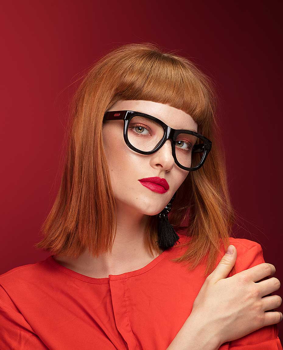 Brillenmode: Frau mit schwarzer Brille