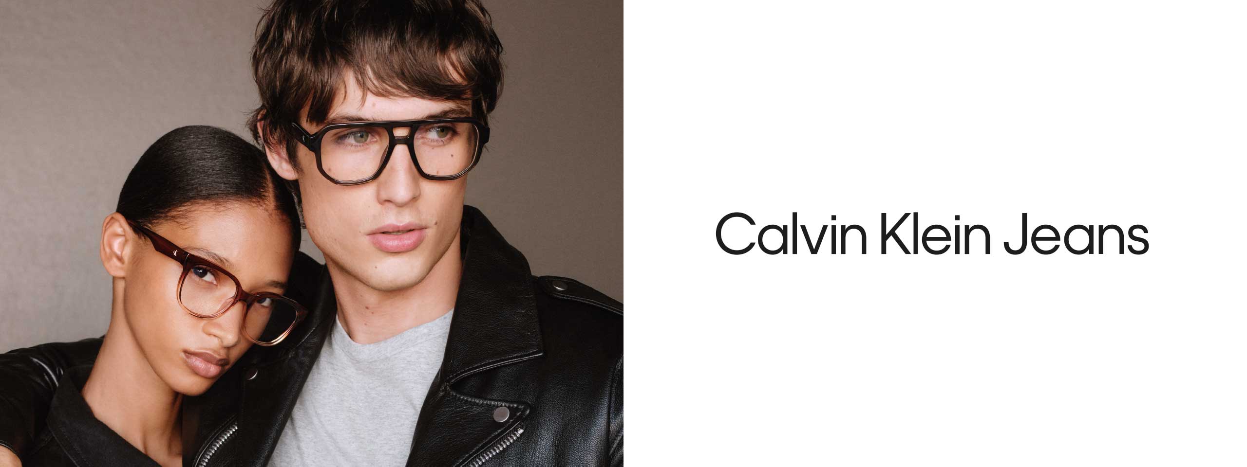 Calvin Klein Jeans: linke Bildseite zeigt eine junge Frau und einen jungen Mann, die jeweils eine Brille tragen. Die rechte Bildseite zeigt das Calvin Klein Jeans Logo
