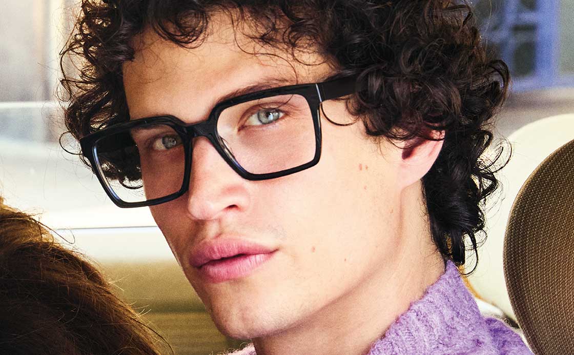 Mexx: Mann mit Brille